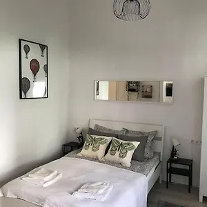 Near Park Only 5 Minutes Walk , Where Find The World Famous Szechenyi Thermal Bath Spa, Capital Circus , Museums The Is Modern And Newly Renovated ,in A Quiet And Peaceful Oasis With Ac ,smart Tv, High Speed Internet Apartman